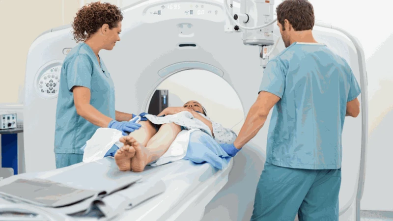 Bạn cần nằm yên theo hướng dẫn của kỹ thuật viên trong quá trình chụp CT đầu