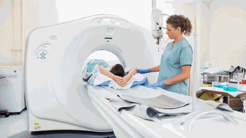 Bạn có thể phải chi trả phí phụ thu cho kíp trực nếu chụp CT não ngoài giờ