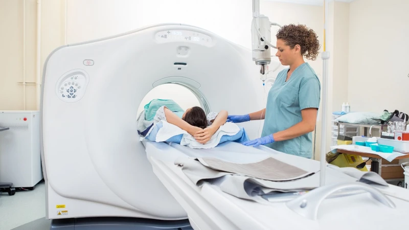 Người bệnh được chụp CT vùng bụng để đánh giá sỏi thận