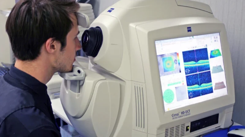 Chụp OCT mắt sử dụng sóng ánh sáng để tạo ra hình ảnh cắt lớp chi tiết của võng mạc và các cấu trúc trong mắt