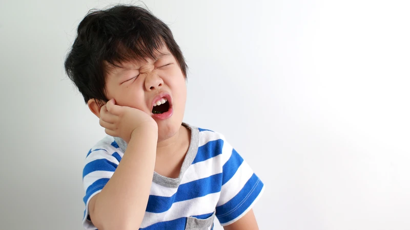 Mão thép giúp bảo vệ răng cho những trẻ có nguy cơ sâu răng tái phát cao