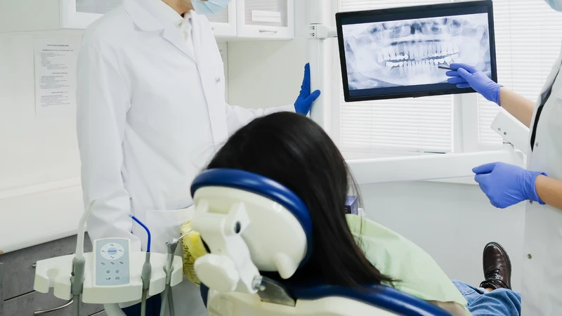 Nha sĩ sẽ tư vấn loại X-quang phù hợp với tình trạng răng miệng