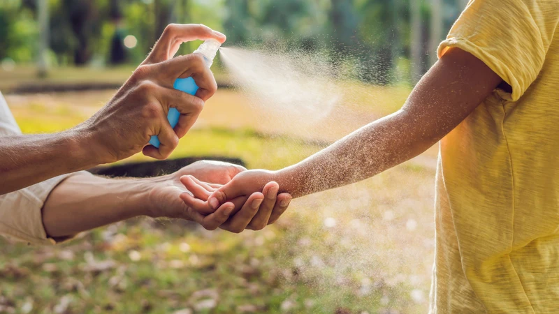 Sử dụng biện pháp xua muỗi an toàn là cách hỗ trợ phòng ngừa giảm tiểu cầu trong sốt xuất huyết