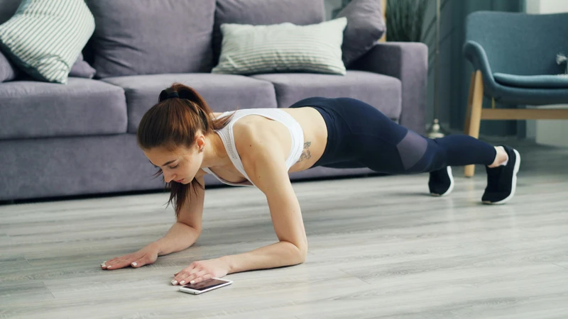 Plank là bài tập core phổ biến, giúp tăng sức mạnh và khả năng ổn định vùng thân