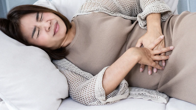 Đau bụng đột ngột như dao đâm có thể là dấu hiệu thủng tạng rỗng trong ổ bụng