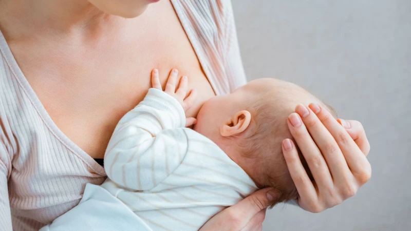 Cho con bú sớm và thường xuyên giúp tử cung co hồi nhanh và hiệu quả hơn