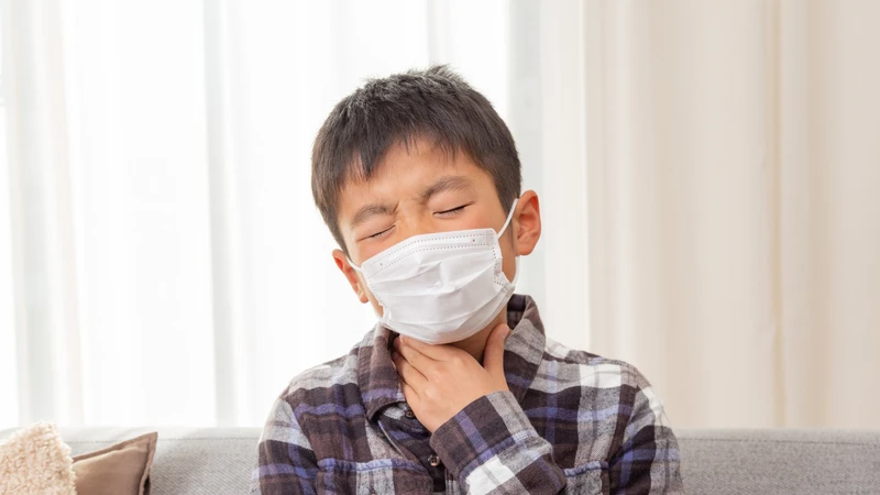 Viêm mũi dị ứng hoặc viêm xoang khiến người bệnh cảm thấy có đờm ở cổ họng dù không ho nhiều