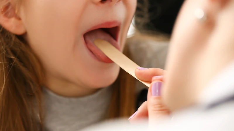 Người bệnh nên đi khám nếu khô họng và có đờm không thuyên giảm
