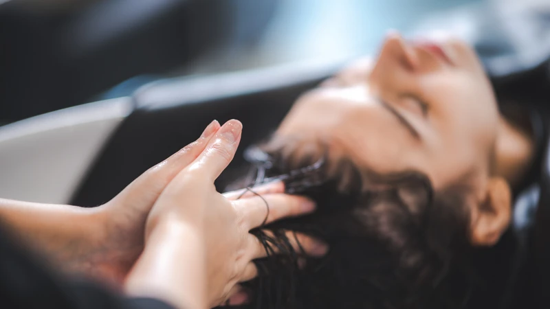 Gội đầu bằng cỏ mần trầu giúp tóc chắc khỏe, óng ả