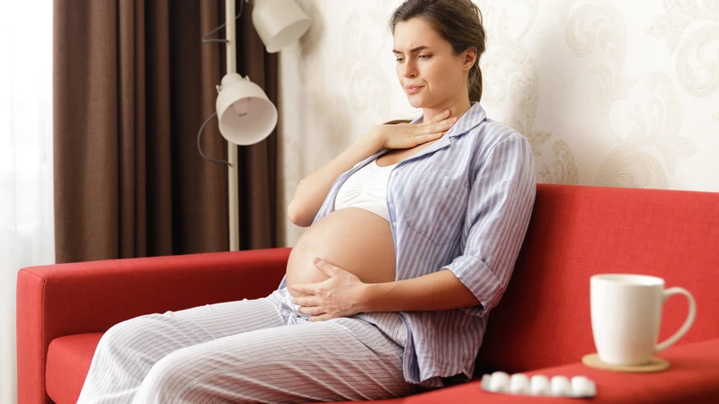 Viêm amidan kéo dài có thể khiến mẹ bầu mệt mỏi và khó ăn uống
