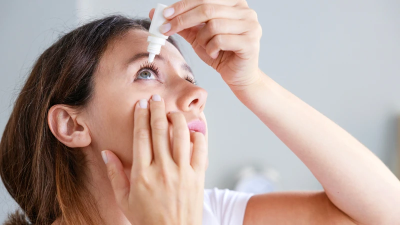 Nhỏ thuốc kháng sinh và kháng viêm theo đúng lịch trình của bác sĩ để ngăn ngừa sẹo và tái phát