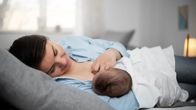 Sữa mẹ vẫn chứa các thành phần có lợi khi trẻ bú sau giai đoạn sơ sinh