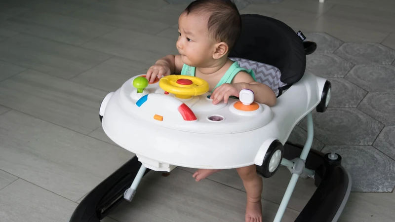 Có nên cho trẻ dùng xe tròn tập đi không?