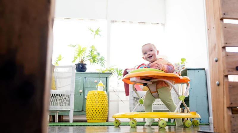 Việc di chuyển bằng xe tròn ảnh hưởng đến khả năng phối hợp vận động và cảm nhận không gian của trẻ