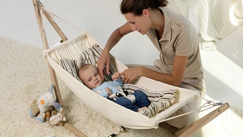 Võng chỉ nên dùng khi trẻ thức, trong thời gian ngắn và có người lớn giám sát