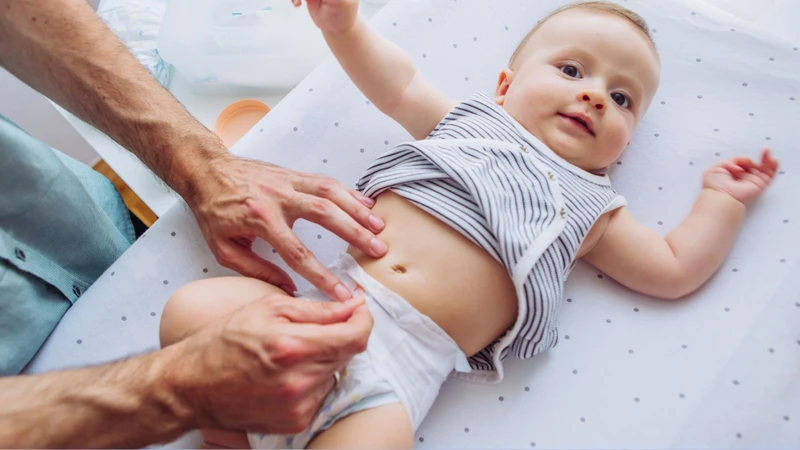 Kiểm tra nhu cầu bú và thay tã khi trẻ quấy khóc