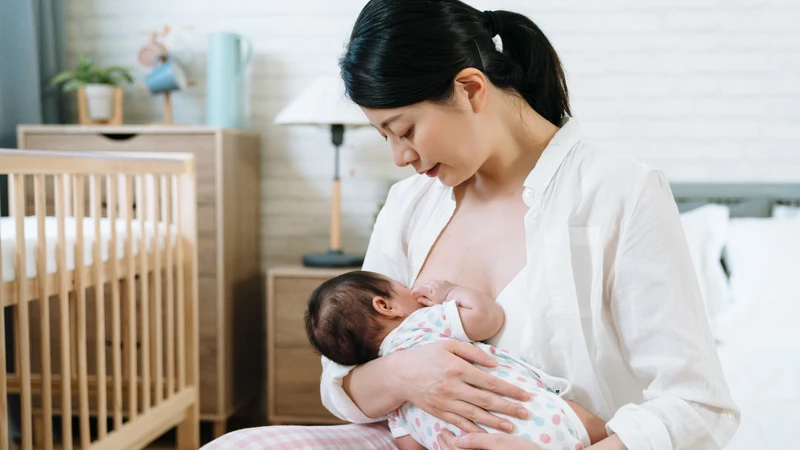 Nước trong sữa mẹ là nguồn nước an toàn nhất vì đã được cơ thể mẹ lọc sạch và cung cấp kháng thể