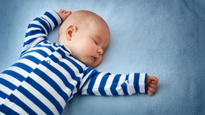 Ưu tiên quần áo ngủ phù hợp để giữ ấm an toàn cho trẻ sơ sinh