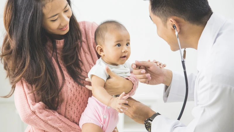 Tham khảo ý kiến chuyên gia y tế là bước quan trọng để chăm sóc bé an toàn