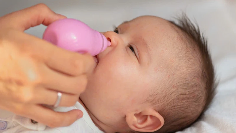 Có nên lấy gỉ mũi cho trẻ sơ sinh không? Những sai lầm thường gặp cha mẹ cần lưu ý 3