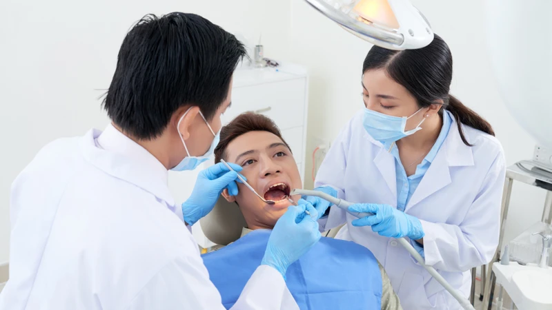 Răng khôn mọc lệch nhưng không đau thường khiến nhiều người băn khoăn vì nguy cơ tiềm ẩn dù chưa có triệu chứng rõ ràng