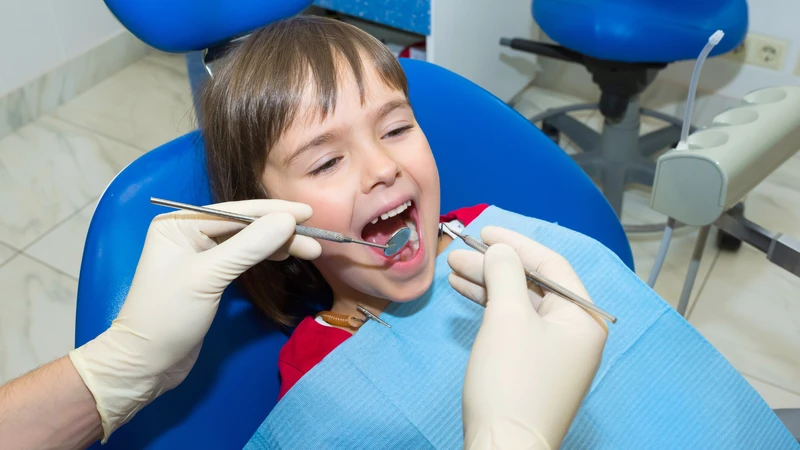 Bác sĩ sẽ chỉ định nhổ răng sữa trong những trường hợp cần thiết