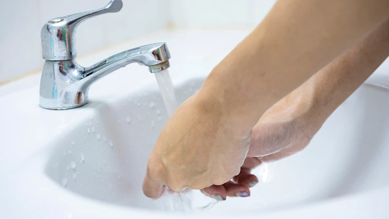 Rửa ngay dưới vòi nước chảy với xà phòng trong nhiều phút