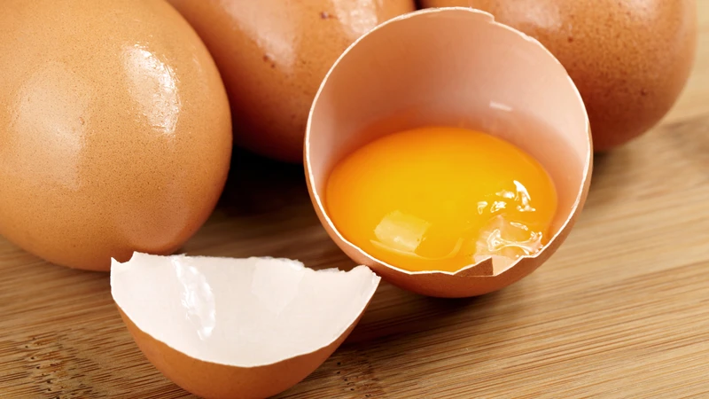 Ăn trứng sống hoặc chưa nấu chín kỹ có thể gây nhiễm khuẩn Salmonella