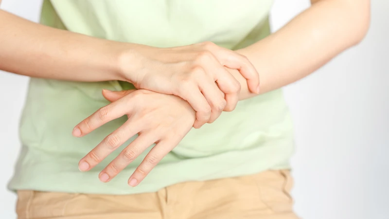 Hội chứng ống cổ tay gây tê, đau và yếu bàn tay
