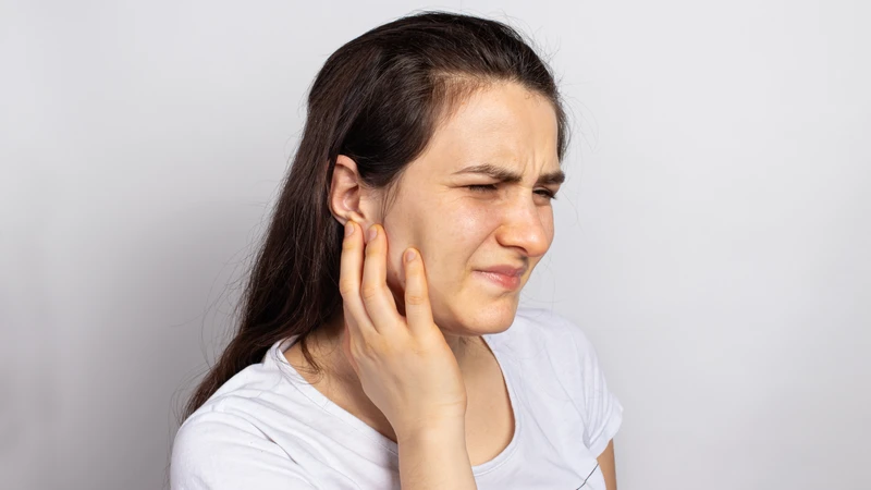 Đau hoặc khó chịu ở cơ thái dương có thể liên quan đến hoạt động quá mức của cơ