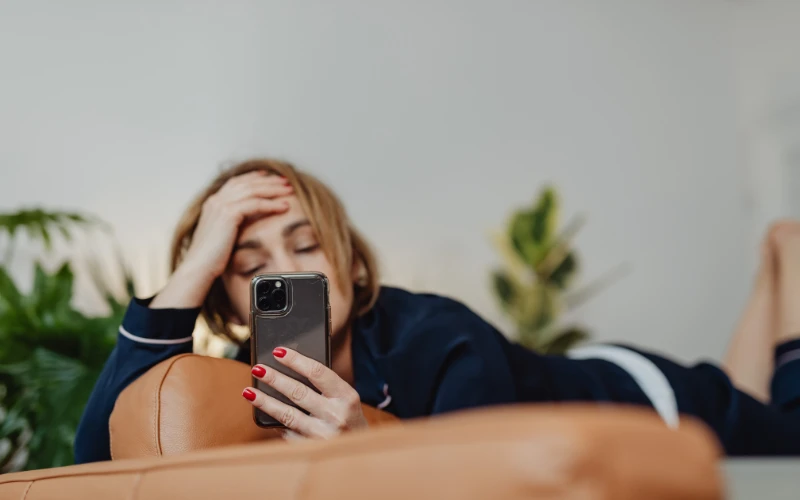 Những người có thói quen ngồi hay nằm chống tay kéo dài có thể dẫn đến hiện tượng đau mỏi cơ thang
