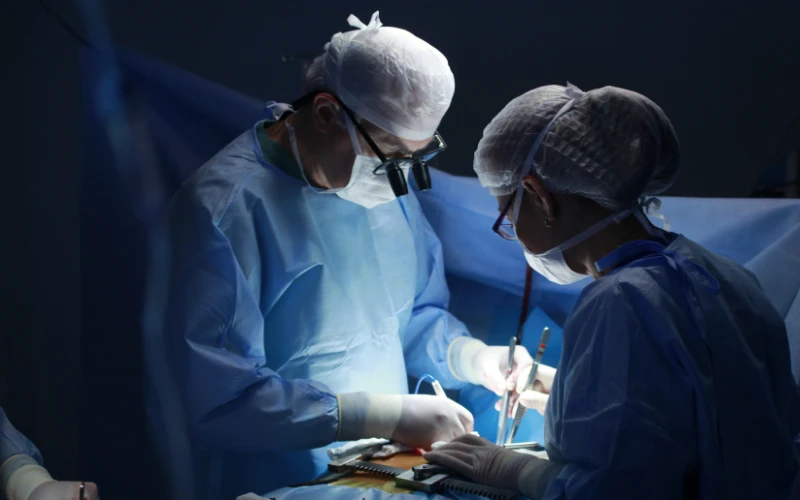 Phẫu thuật có thể được chỉ định ở những trường hợp co thắt cơ mí mắt không đáp ứng với điều trị nội khoa