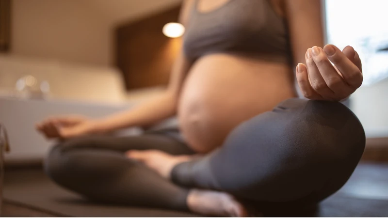 Yoga và thiền nhẹ nhàng giúp mẹ bầu thư giãn, hỗ trợ kiểm soát cơn co thắt tử cung