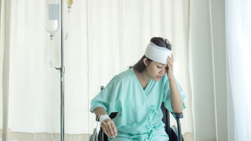 Các va đập mạnh, chấn thương có thể gây tổn thương trực tiếp hoặc gián tiếp đến dây thần kinh thị giác