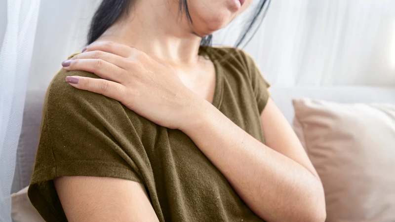 Căng cơ tròn lớn có thể xảy ra khi các sợi cơ bị kéo giãn hoặc chịu lực quá mức