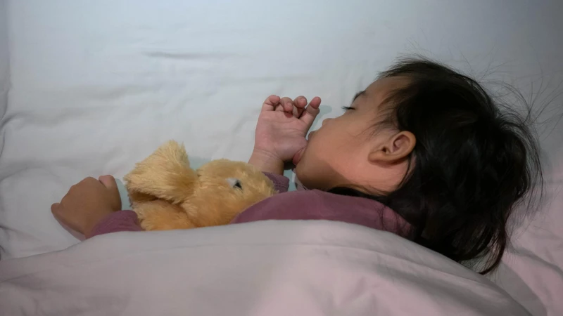 Cha mẹ cần quan sát nhịp thở và các dấu hiệu bất thường khi trẻ ho đêm