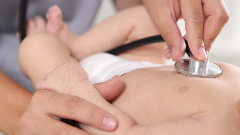 Cần đưa trẻ đi khám kịp thời nếu trẻ có các triệu chứng như chảy&nbsp;nước mũi màu xanh hoặc vàng, mắt đỏ và sưng kèm nhiều ghèn bất thường
