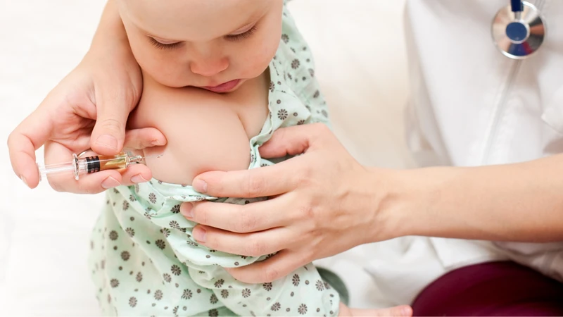 Quan sát vùng da của trẻ sau tiêm, chú ý phát ban và những biểu hiện bất thường tại vị trí tiêm