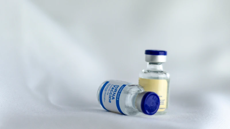 Vắc xin mRNA hoạt động bằng cách cung cấp "bản thiết kế" cho tế bào