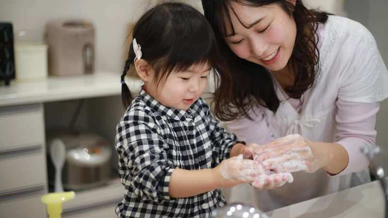 Trẻ sốt cao, giật mình hoặc bỏ uống cần đi khám sớm