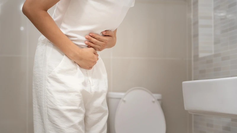Đau dữ dội kèm tiểu ra máu là dấu hiệu cần cấp cứu ngay