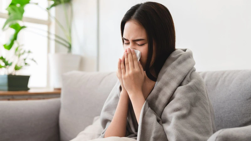 Cúm mùa thường đột ngột và khiến người bệnh mệt mỏi hơn nhiều so với cảm lạnh