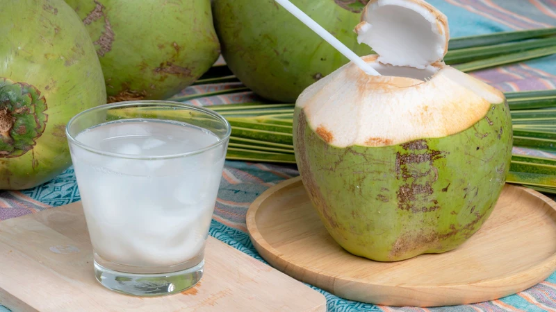 Cường giáp có nên uống nước dừa? Lượng dùng nên phù hợp với tổng khẩu phần hằng ngày