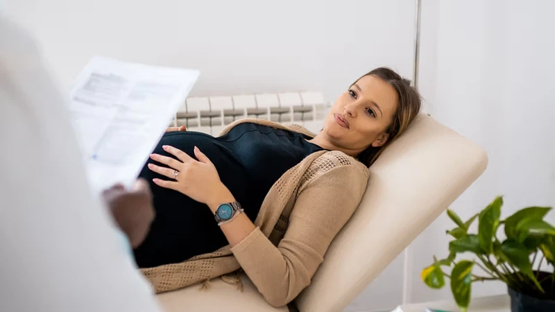 Cường giáp khi mang thai làm tuyến giáp tiết quá nhiều hormone, gây ảnh hưởng đến sức khỏe mẹ bầu và sự phát triển thai nhi
