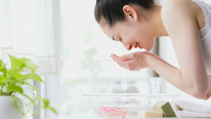 Chăm sóc da phù hợp giúp hạn chế bít tắc nang lông và kiểm soát mụn
