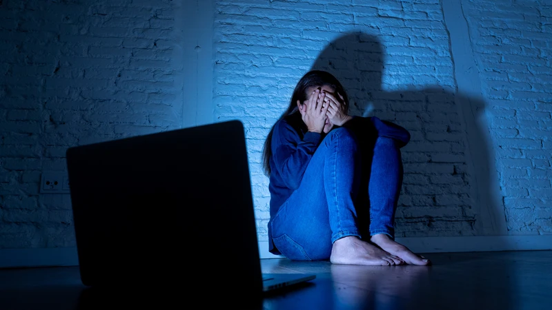 Cyberbullying là gì? Là bắt nạt trên mạng, gây tổn thương tâm lý, lan nhanh và khó kiểm soát