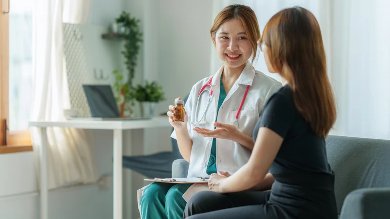 Nên thăm khám bác sĩ chuyên khoa để xác định nguyên nhân khiến da trở nên ngứa gãi nổi hột
