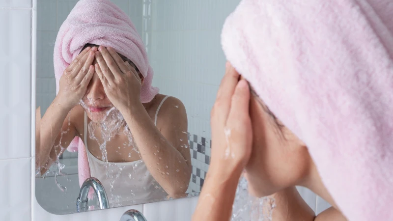 Làm sạch da dịu nhẹ giúp loại bỏ bụi bẩn, dầu thừa mà không làm tổn thương hàng rào bảo vệ da