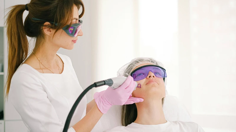 Một trong những phương pháp cải thiện đốm nâu trên da là dùng laser điều trị sắc tố