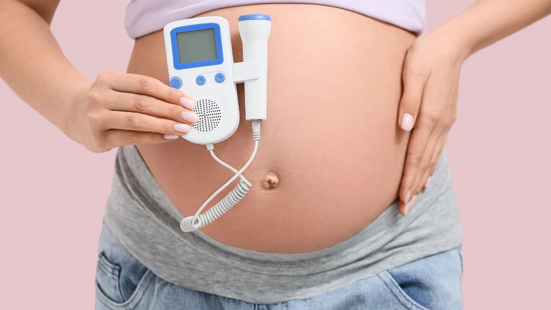 Cử động thai yếu hoặc khó cảm nhận là một dấu hiệu nhận biết tình trạng đa ối